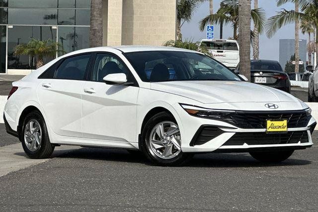 Certified 2026 Hyundai Elantra SE FWD image 2