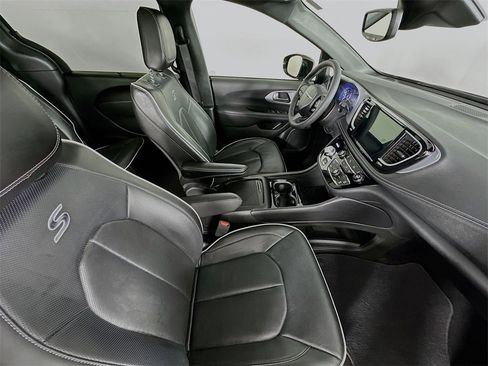 Used 2025 Chrysler Pacifica Limited image 30