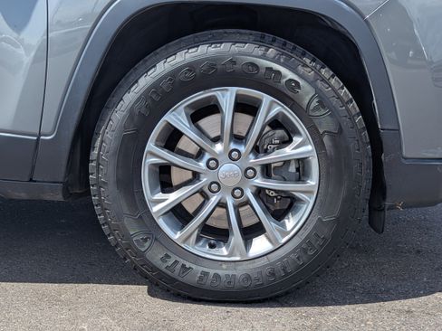 Used 2019 Jeep Cherokee Latitude Plus w/ Cold Weather Group AWD/4WD image 49