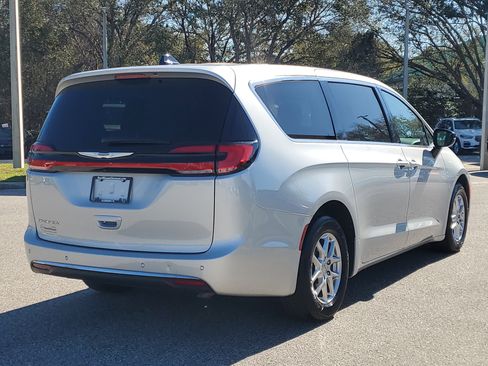 Used 2024 Chrysler Pacifica Touring-L image 6