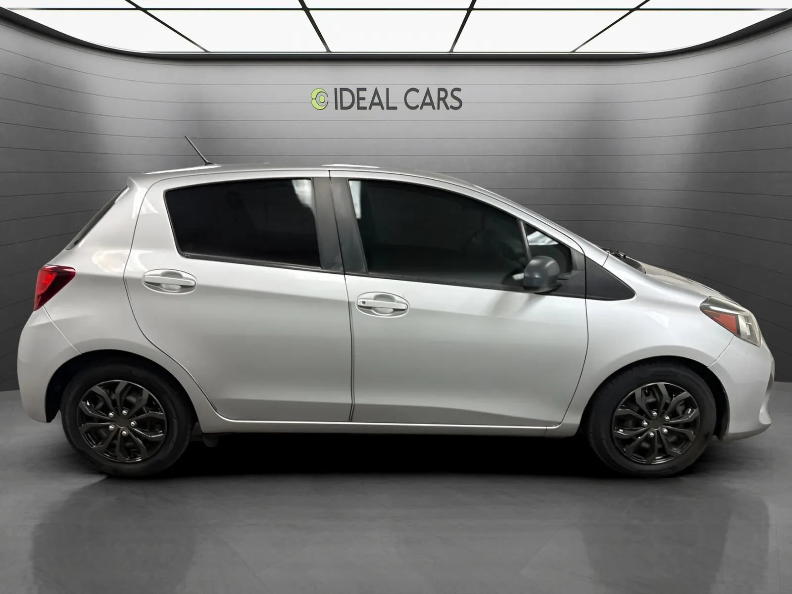 Used 2017 Toyota Yaris L w/ Carpet Mat Package FWD image 4
