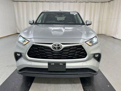 Used 2023 Toyota Highlander XLE AWD/4WD image 3