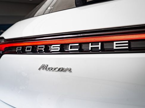 Certified 2024 Porsche Macan image 17