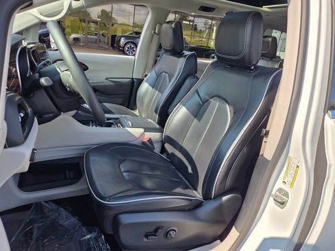 Used 2024 Chrysler Pacifica Limited FWD image 7