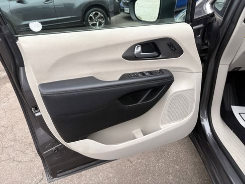 Used 2023 Chrysler Pacifica Touring-L FWD image 13