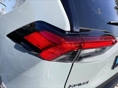 Used 2022 Toyota RAV4 XLE Premium image 28