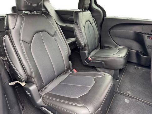 Used 2025 Chrysler Pacifica Select AWD/4WD image 19