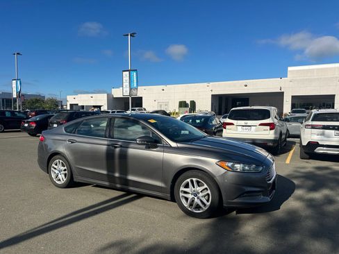 Used 2013 Ford Fusion SE FWD image 2