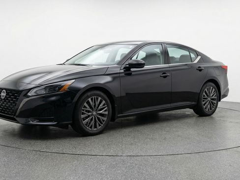 Used 2025 Nissan Altima 2.5 SV FWD image 3