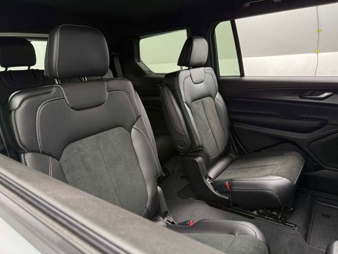 New 2025 Jeep Grand Cherokee L Laredo image 23