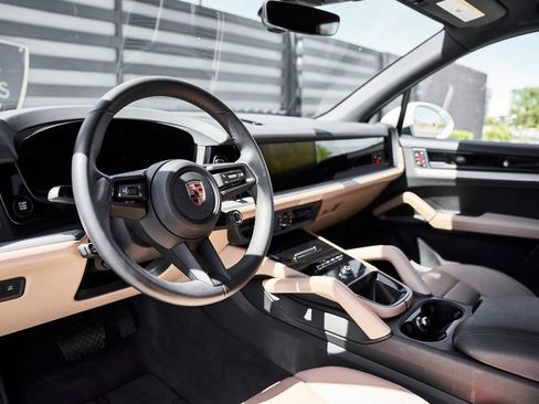 Used 2025 Porsche Cayenne image 2