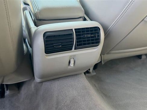 Used 2009 Lincoln Town Car Signature Limited RWD image 23