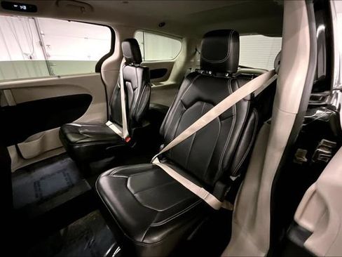 Used 2023 Chrysler Pacifica Touring-L FWD image 22