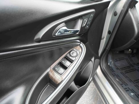 Used 2018 Chevrolet Malibu Premier w/ Premier Sun and Wheel Package FWD image 7