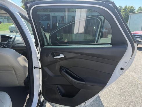 Used 2017 Ford Focus Titanium FWD image 17