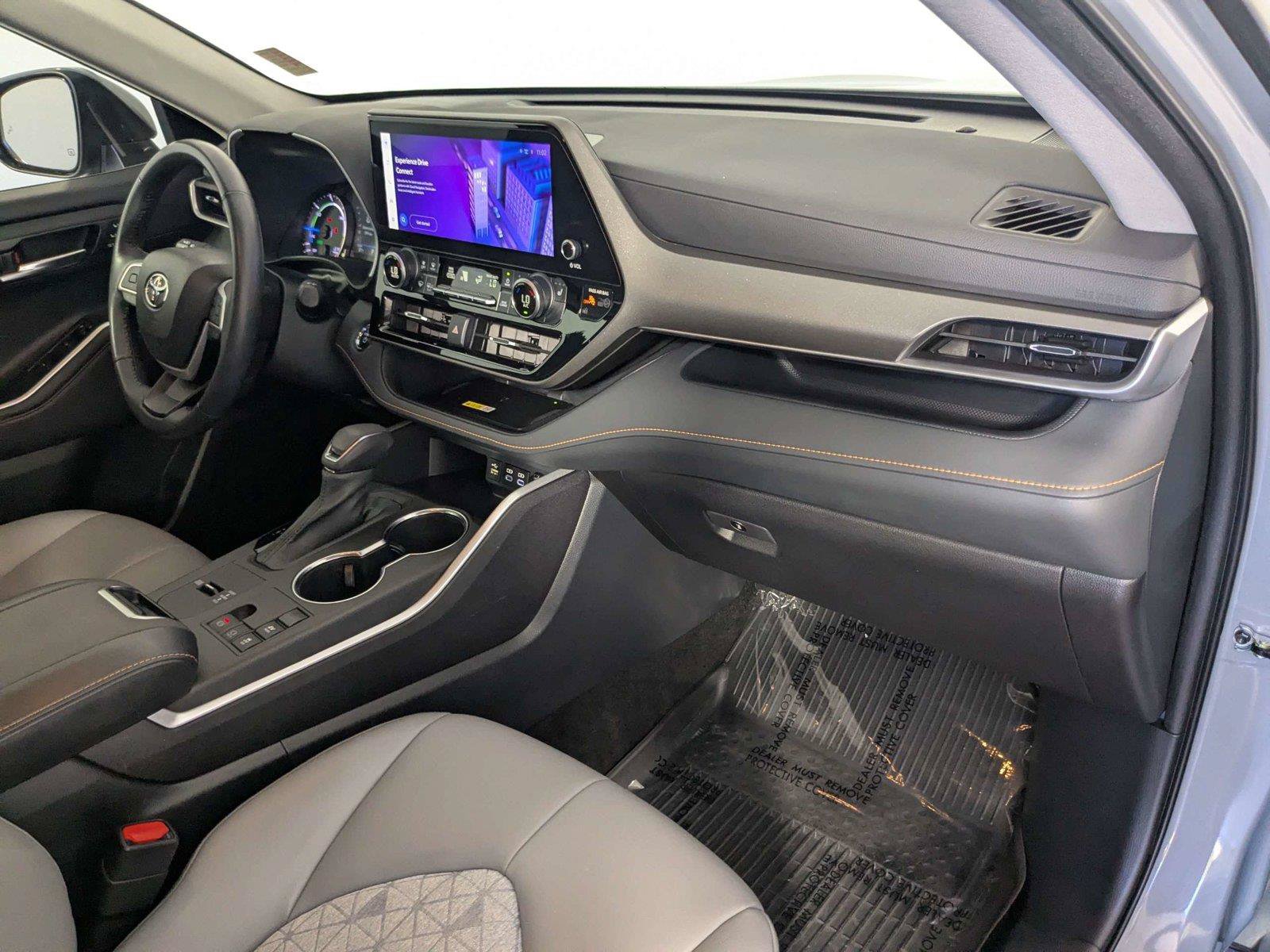 Used 2023 Toyota Highlander Bronze Edition FWD image 33