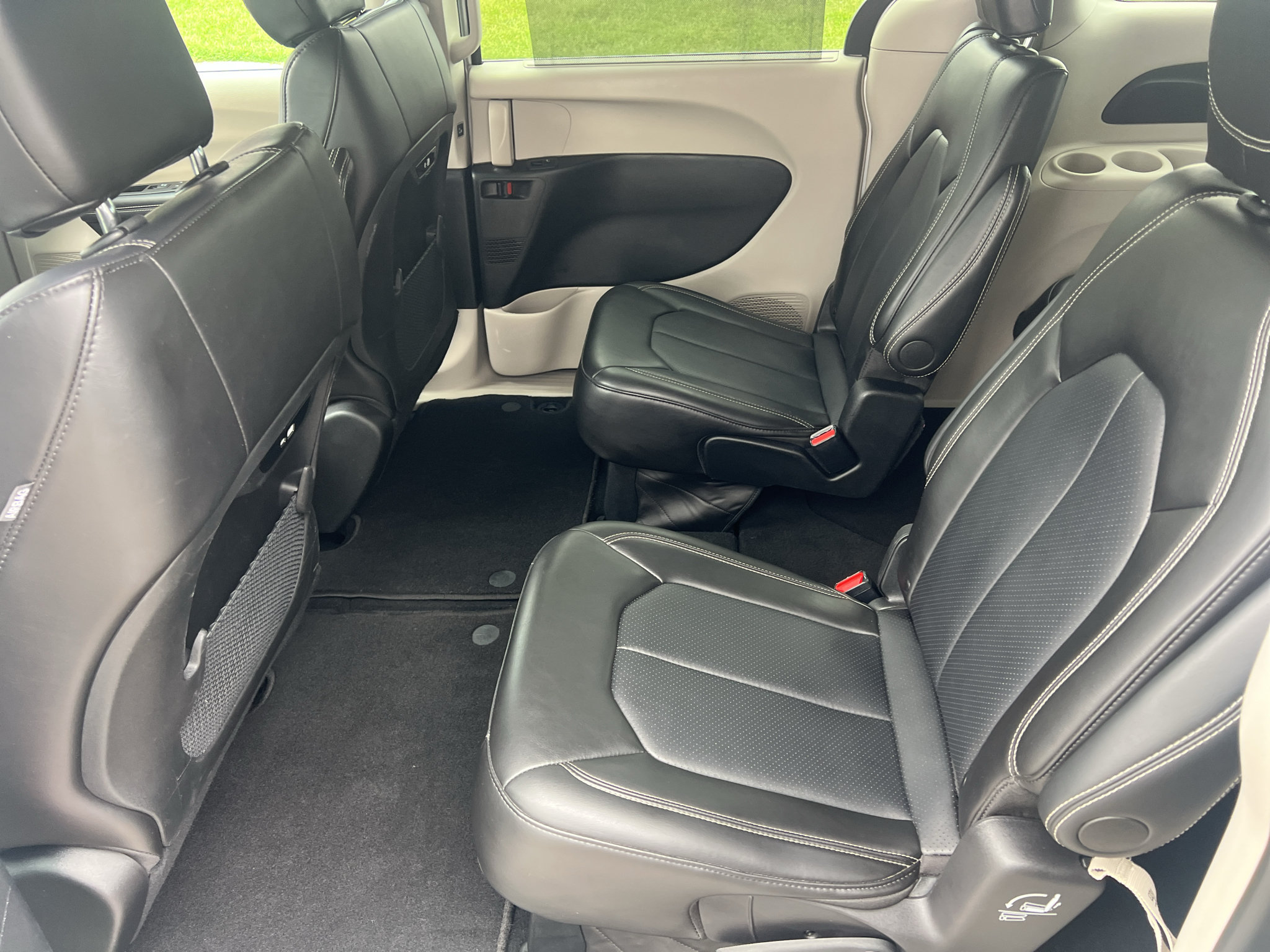 Used 2024 Chrysler Pacifica Touring-L FWD image 16