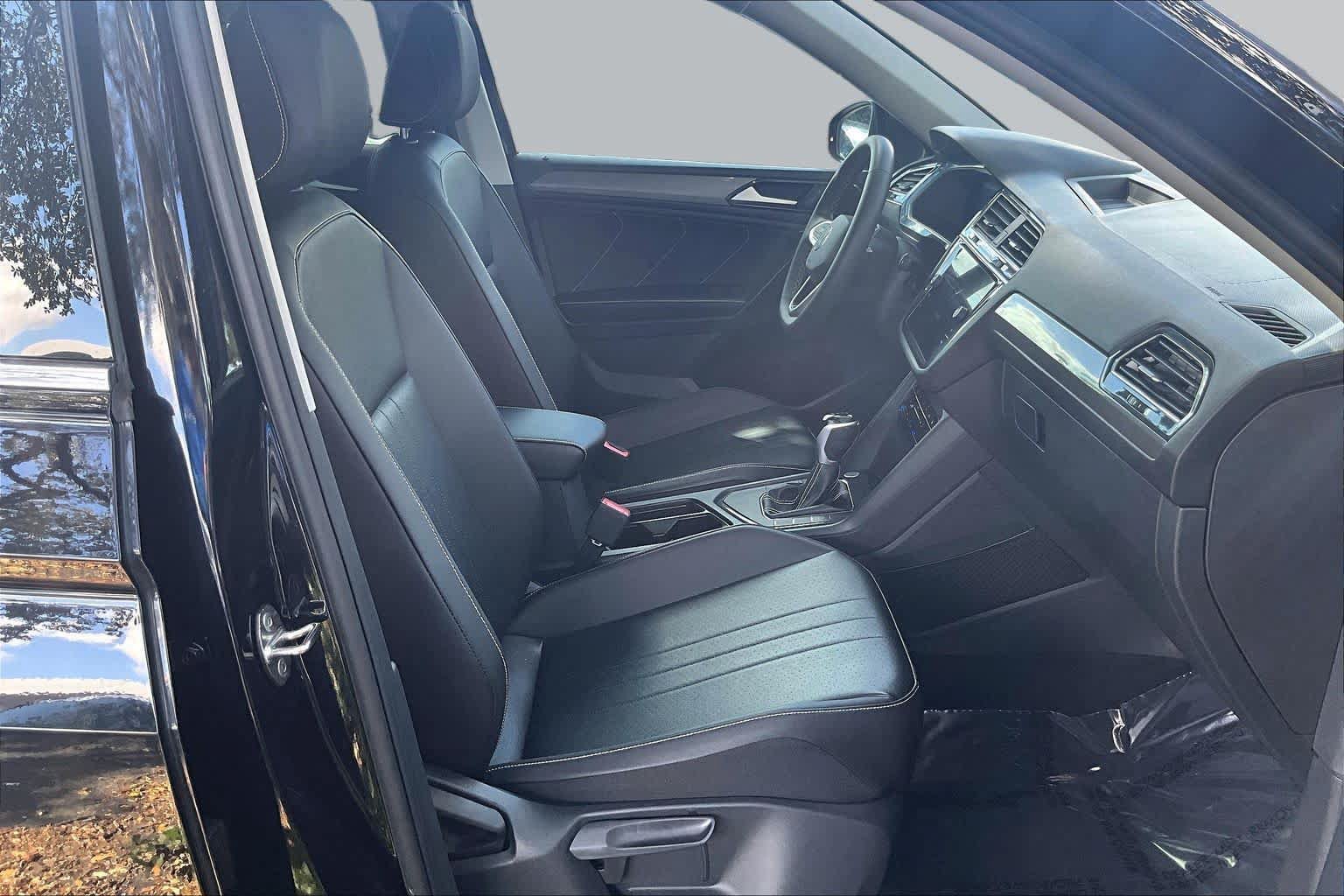 Used 2022 Volkswagen Tiguan SE w/ Panoramic Sunroof Package FWD image 8