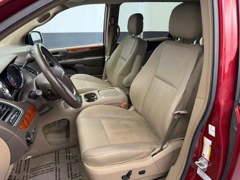 Used 2016 Chrysler Town & Country Touring-L image 34
