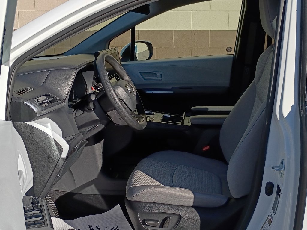 Used 2025 Toyota Sienna LE FWD image 15