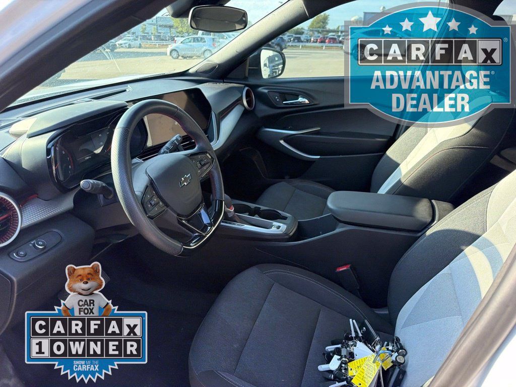 Used 2025 Chevrolet Trax RS w/ Sunroof Package FWD image 9