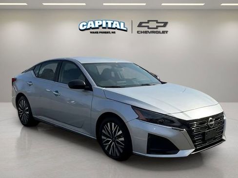Used 2024 Nissan Altima 2.5 SV image 7