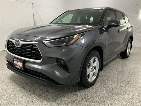 Used 2023 Toyota Highlander LE AWD/4WD image 2