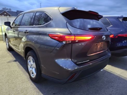 Used 2021 Toyota Highlander LE image 4