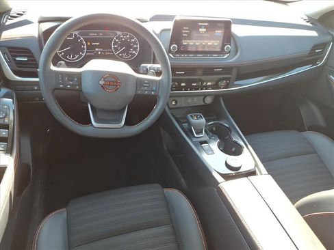 Used 2025 Nissan Rogue SV image 14