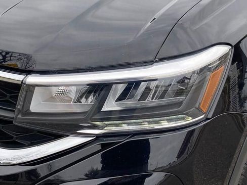 Used 2024 Volkswagen Taos SE image 8