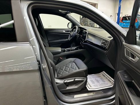 Used 2024 Volkswagen Atlas Cross Sport SE FWD image 21