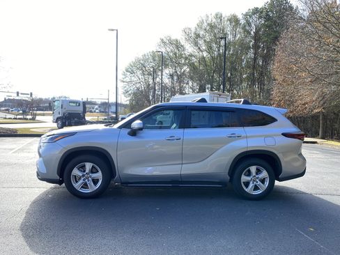 Used 2024 Toyota Highlander LE image 6