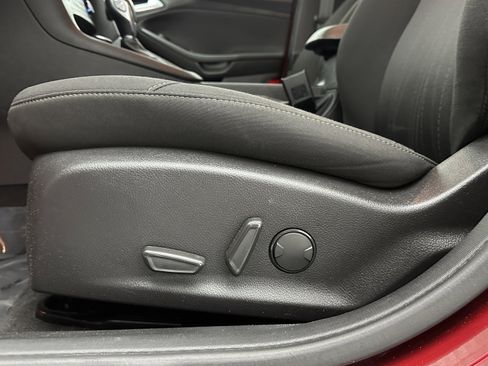 Used 2016 Ford Focus SE w/ SE Power Seat Package image 12