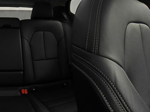 Used 2025 Volvo XC40 B5 Plus image 21
