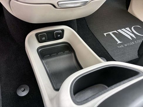 Used 2019 Chrysler Pacifica Limited w/ Advanced Safetytec Group image 23