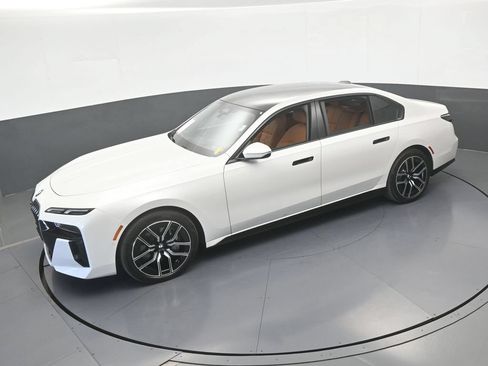 Used 2025 BMW 740i xDrive AWD/4WD image 60