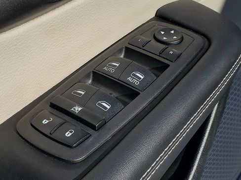 Used 2024 Chrysler Pacifica Touring-L image 14