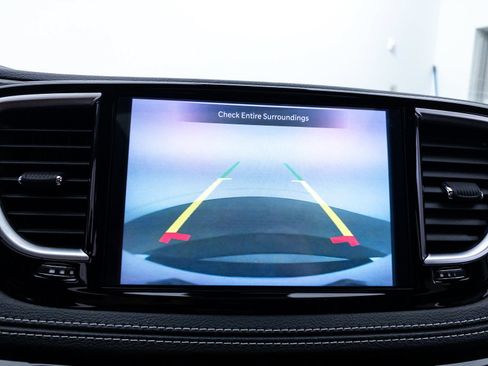 Used 2023 Chrysler Pacifica Limited w/ Uconnect Theater Family Group FWD image 13