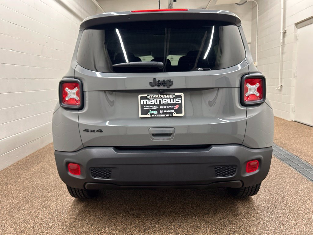 Used 2023 Jeep Renegade Latitude AWD/4WD image 3