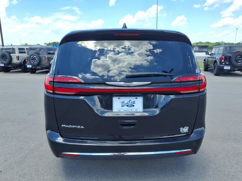Used 2023 Chrysler Pacifica Touring-L FWD image 4