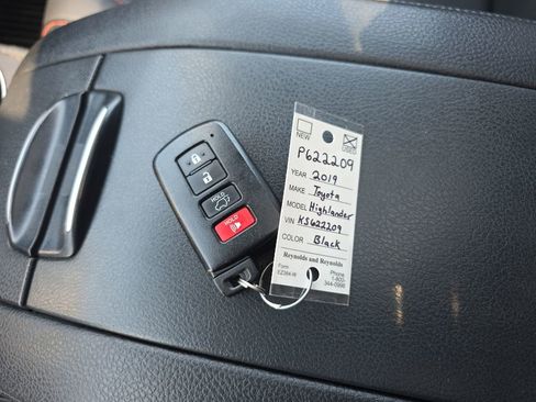 Used 2019 Toyota Highlander SE image 39