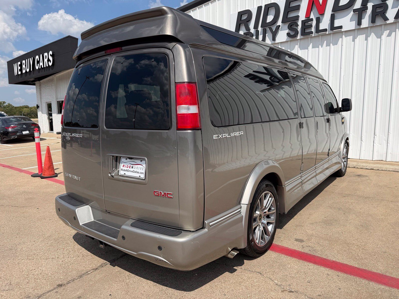 Used 2020 GMC Savana 2500 Extended w/ Enhanced Convenience Package RWD image 8