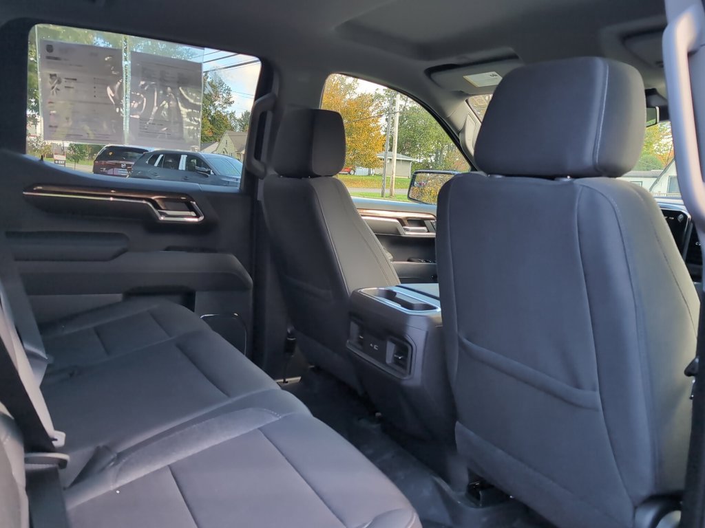 Used 2025 Chevrolet Silverado 1500 LT Trail Boss w/ Convenience Package II AWD/4WD image 6