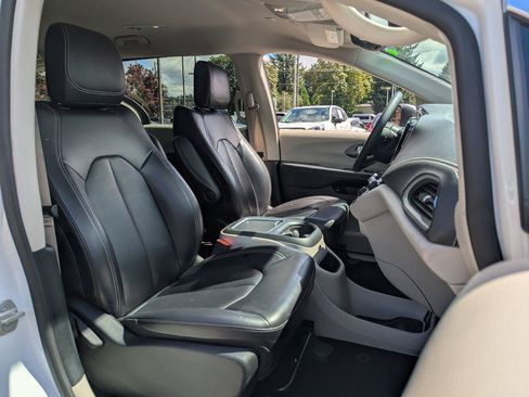 Used 2023 Chrysler Pacifica Touring-L FWD image 38