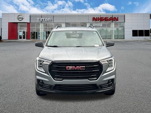 Used 2023 GMC Terrain SLT w/ Infotainment Package II FWD image 2