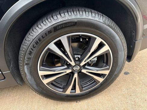 Used 2020 Nissan Rogue SV w/ Sun & Sound Touring Package FWD image 3