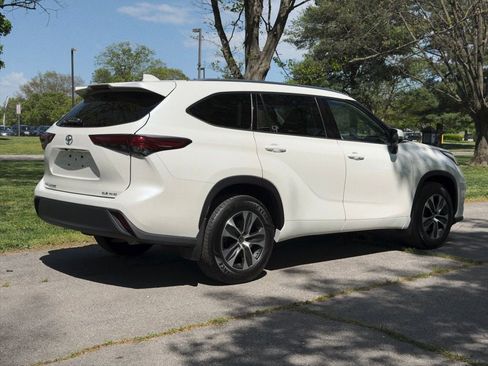 Used 2021 Toyota Highlander XLE AWD/4WD image 39