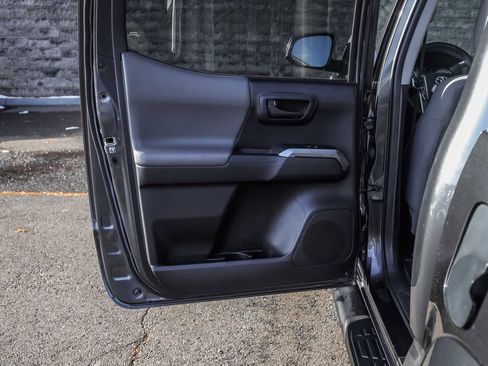 Used 2017 Toyota Tacoma SR5 image 19