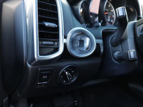 Used 2018 Porsche Cayenne Platinum Edition w/ Premium Package image 39