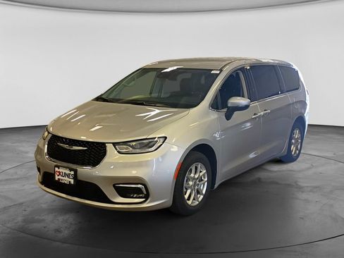 Used 2023 Chrysler Pacifica Touring-L FWD image 4